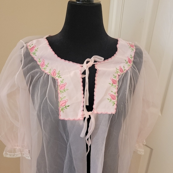 Sheer Pink Embroidered Vintage Robe Size Med. - Picture 4 of 6